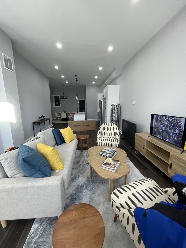 Living Room - 621 N Calhoun St