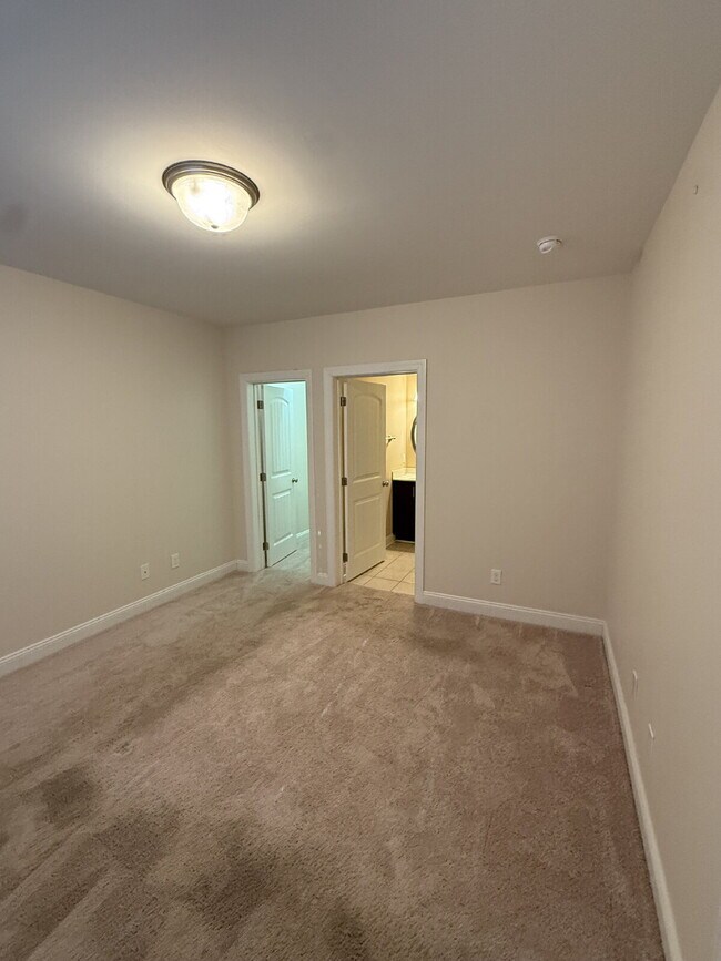 Building Photo - Pet Friendly 3 bedroom, 3 1/2 bathroom townhome in Crescentwood close to Liberty University and L...