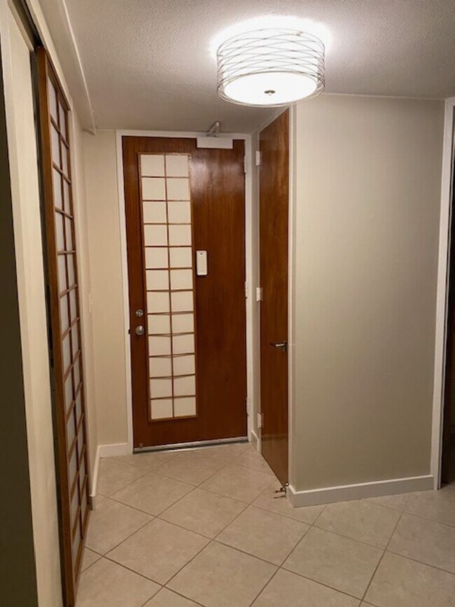 Building Photo - Centrally Located Queen Emma Gardens,