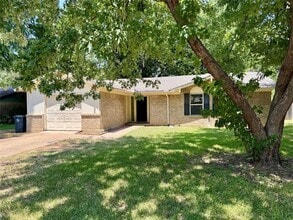 Building Photo - 2207 Clover Park Dr