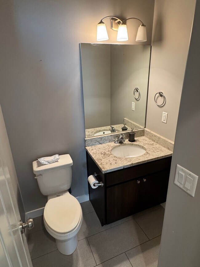 Building Photo - Beautiful 3 bedroom 2 1/2 bath townhome