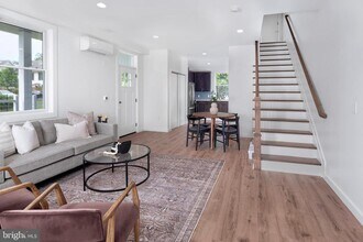 Building Photo - 168 John St