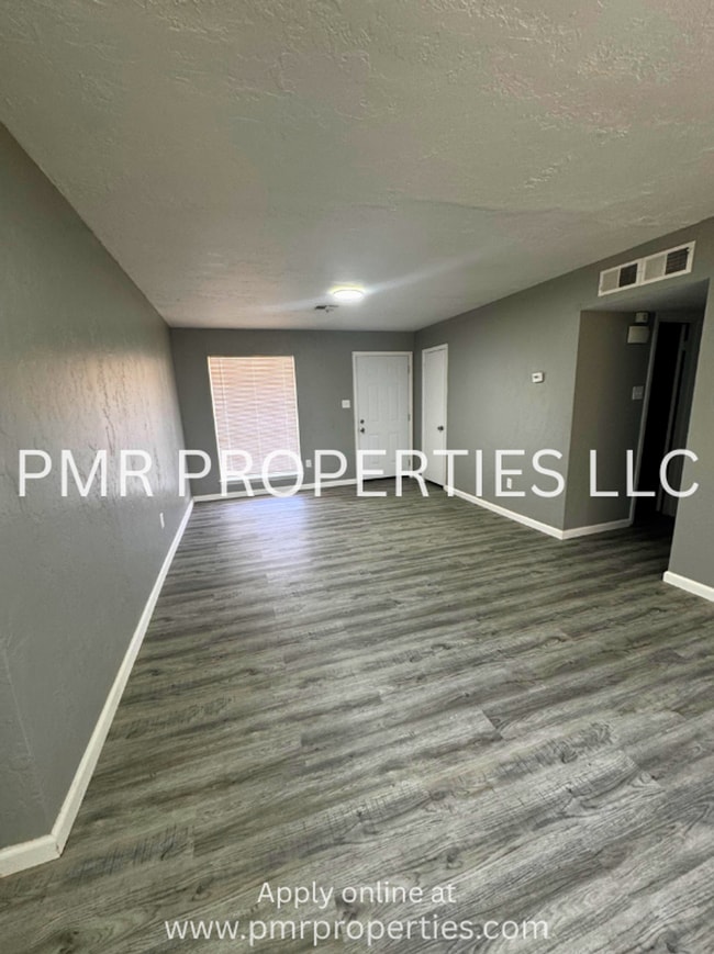 Building Photo - 3 Bedroom / 1.5 Bathroom Home