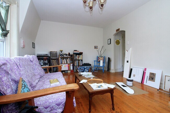 Building Photo - Spacious one bedroom unit, walking distance to Drexel