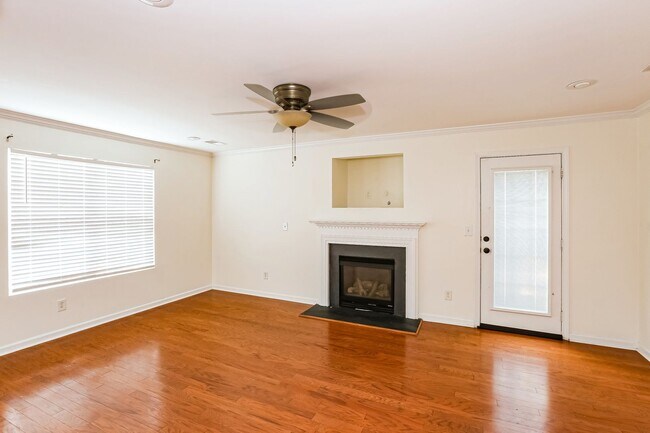Foto del edificio - Beautiful Townhome Available for Rent