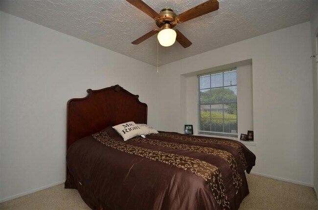 Building Photo - 422 Reseda Dr