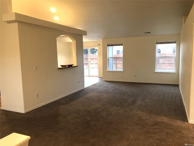 Foto del edificio - 3 Bedroom, 2 Bath house with attached 3-ca...