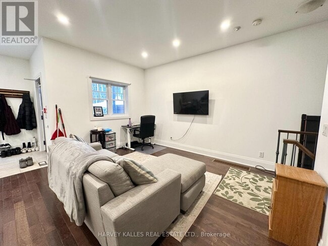 Building Photo - 543 Palmerston Blvd