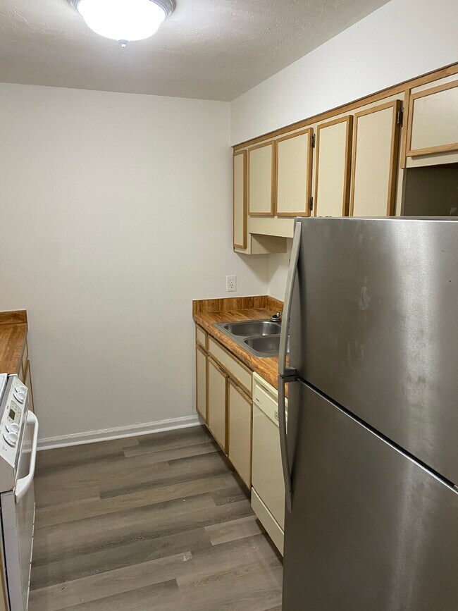 Foto del edificio - Recently Remodeled 2 Bedroom 1 Bathroom Duplex!