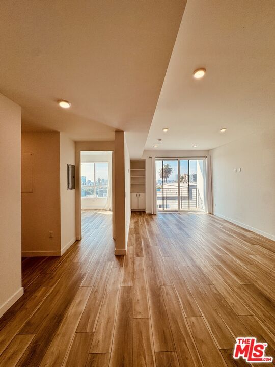 Foto del edificio - 252 N Hoover St