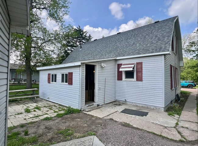 Building Photo - 815 W Hanson Ave