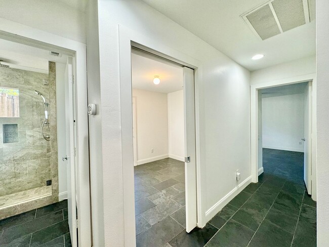 Building Photo - Big & Bright Townhome on Swiss Avenue!