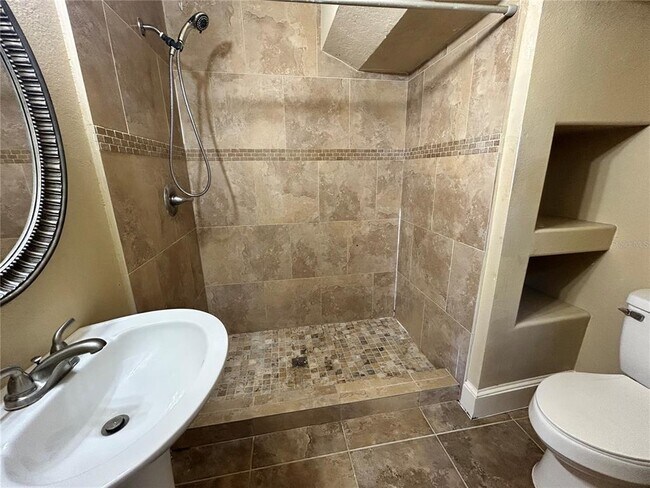 Foto del edificio - 727 Dartmoor St N