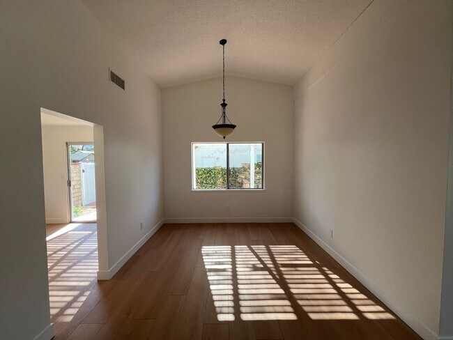 Foto del edificio - Simi Valley 4+3 w/downstairs bed + full bath + EV charger!