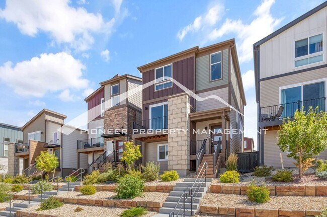 Foto del edificio - Spacious 4-Bedroom Home with Mountain View...
