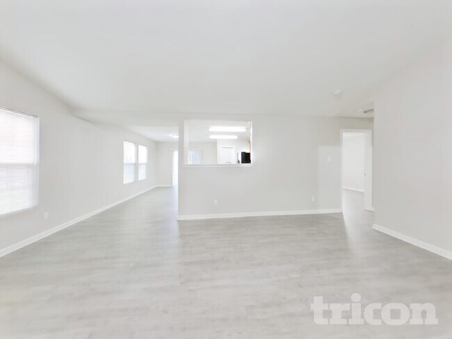 Building Photo - 3367 Pikes Peak Dr