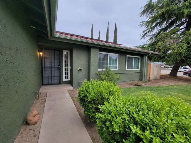 Building Photo - 2820 E Vine Ave