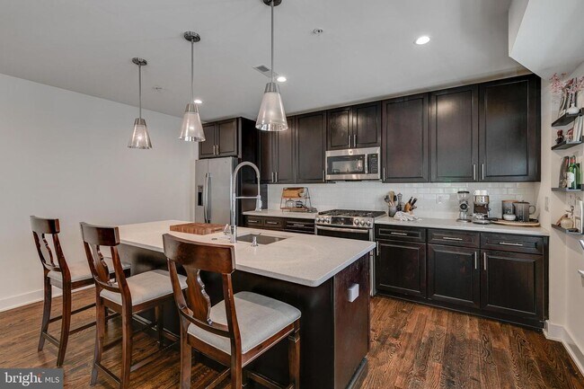 Building Photo - Spacious 3-Story Townhome with Roof Deck i...