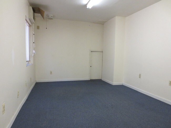  - 37 E 21st St