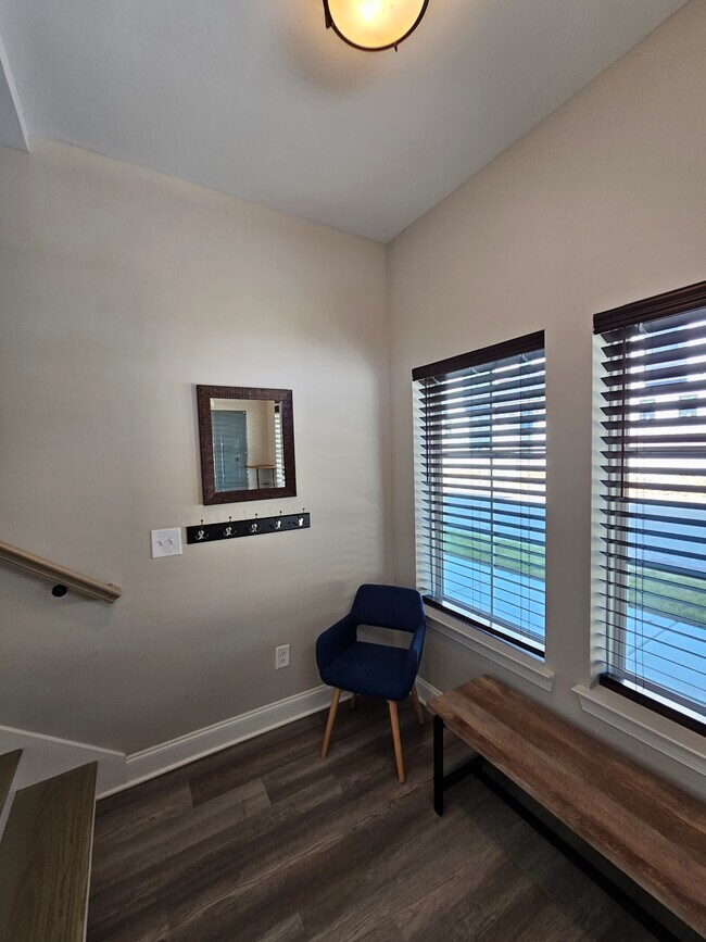 Entrada (abajo) - 186 E 19th St