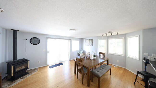 Building Photo - 3 Bed 2 Bath - Ideal Location - Pet Friendly - NAS Whidbey