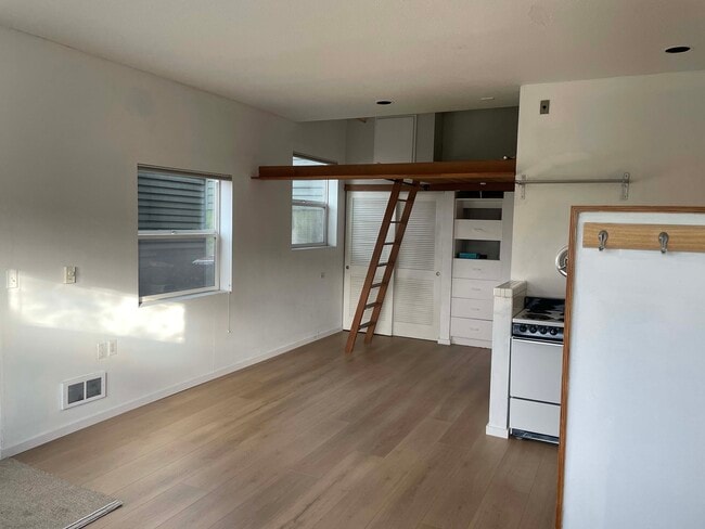 Sleeping loft - 1501 E Spring St