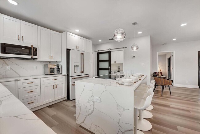 Foto del edificio - 351 Homewood Blvd