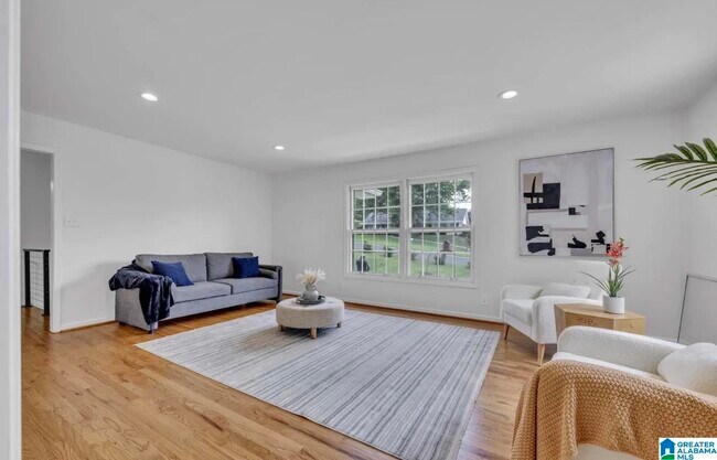 Foto del edificio - 2836 Vestavia Forest Pl