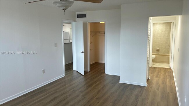 Building Photo - 10815 SW 112th Ave