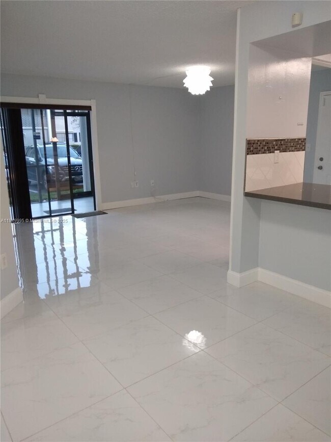 Foto del edificio - 20680 NE 4th Ct