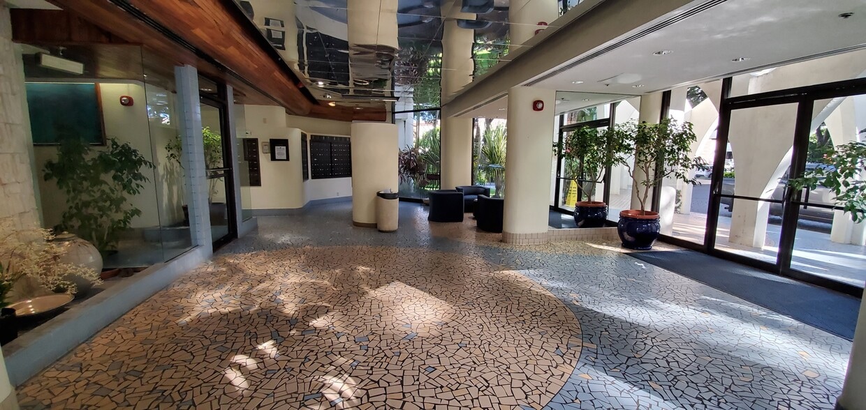 King Tower Lobby - 300 Wai Nani Way