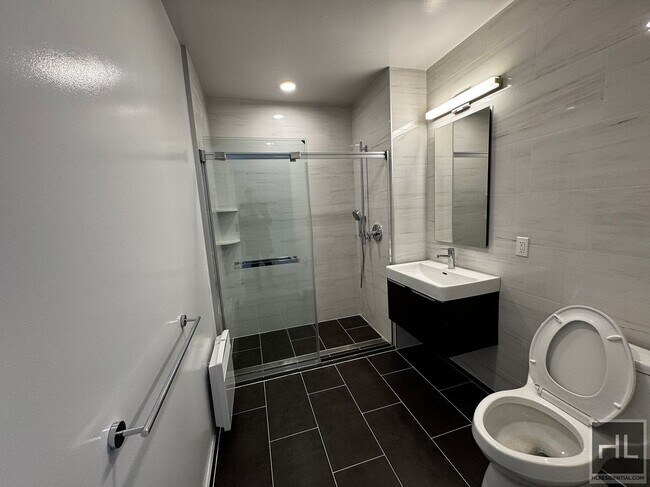 Foto del edificio - Northern Blvd | Flushing | Penthouse, 1BR/1BA w/Private Balcony, W/D & NO Broker's Fees!