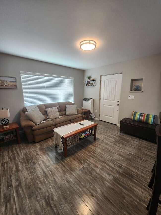 Foto del edificio - Beautiful Updated Unfurnished Apartment- All Utilities Included!