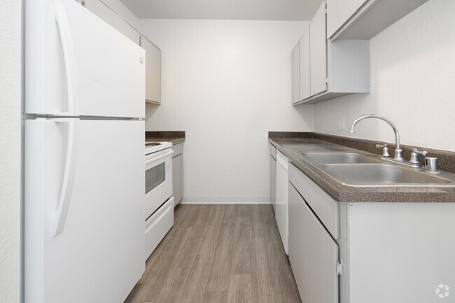 2BR, 2BA - 641SF - Kitchen - Mountain Vista