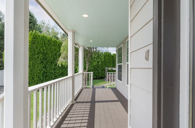 Building Photo - Large Country Home w/acreage