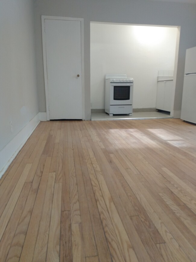 Building Photo - 1 Bedroom Apartment - Downtown Toronto