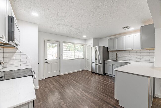 Foto del edificio - 9414 Springview Ln
