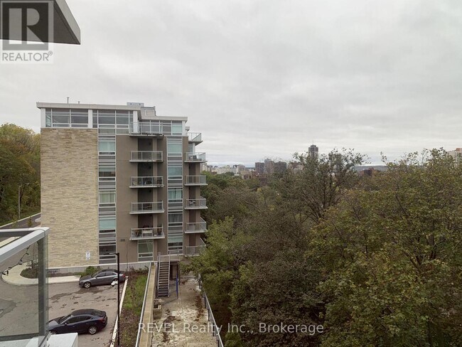 Building Photo - 479 Charlton Ave E