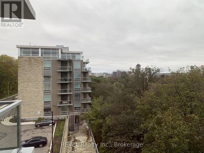 Photo du bâtiment - 479 Charlton Ave E