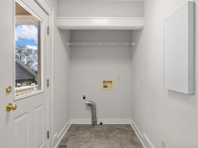 Foto del edificio - Downtown Greer Charmer: Spacious 3-Bed, 2 BA Home with Screened Porch, Carport & Hardwoods, NO AP...