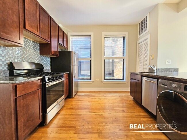Building Photo - 3 bedroom in CHICAGO IL 60657