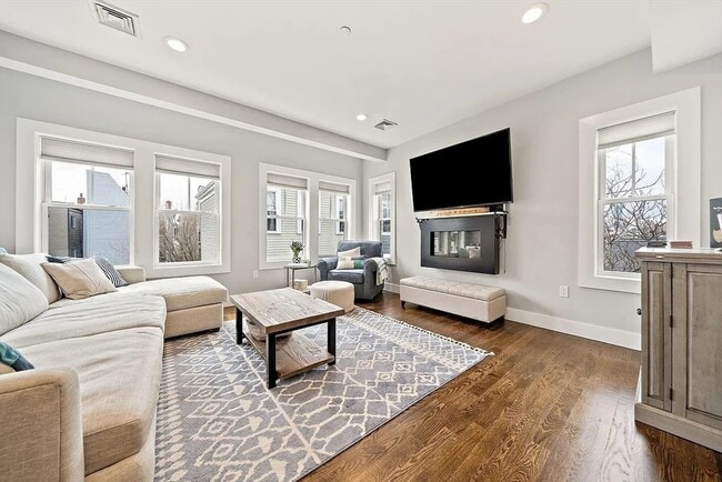 Building Photo - 230 Bowen St