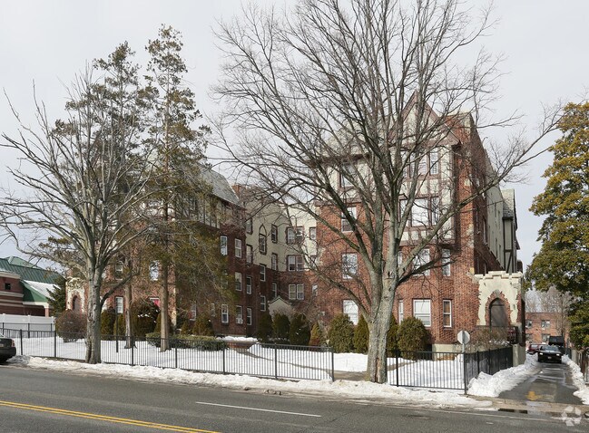 Building Photo - 200 W Merrick Rd