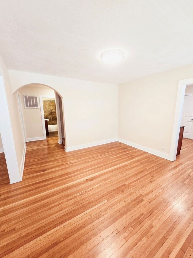 Building Photo - Cute Bungalow - 2 Living Areas & Bacement