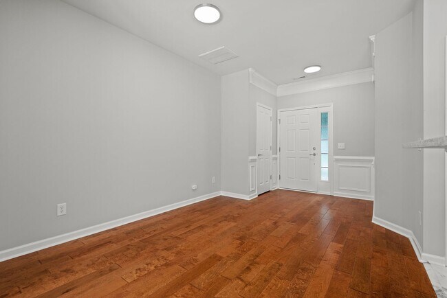Foto del edificio - Fantastic end unit townhome: Available July 10th