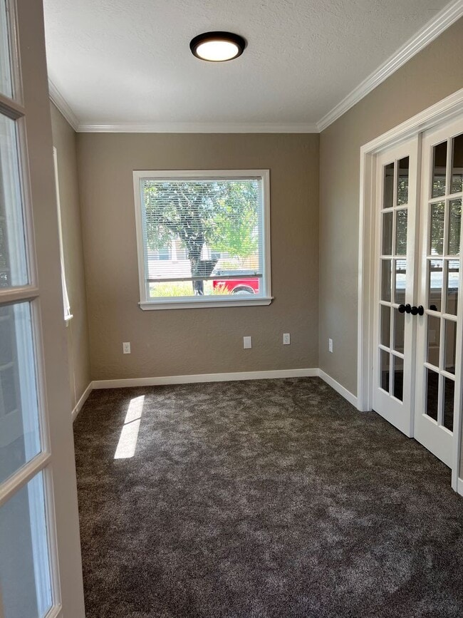 Foto del edificio - Move in special! Charming, updated home in...