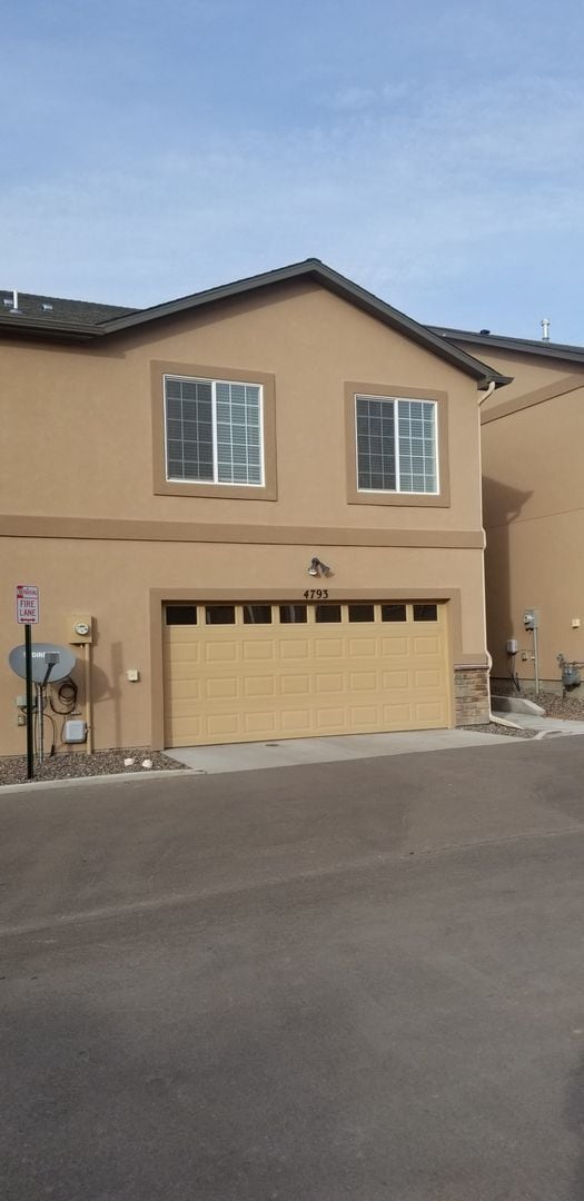 Building Photo - Immaculate 3 Bedroom/3 Bath Townhome Near Powers Corridor!