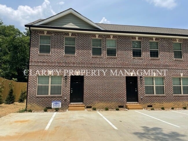 Foto del edificio - Two bedroom townhome in great, central location!