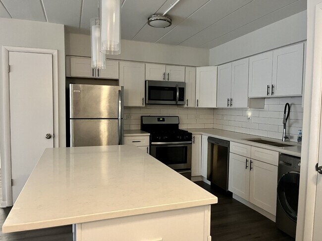 Building Photo - Great Three bed Two bath apartment right near downtown La Grange - Private Patio