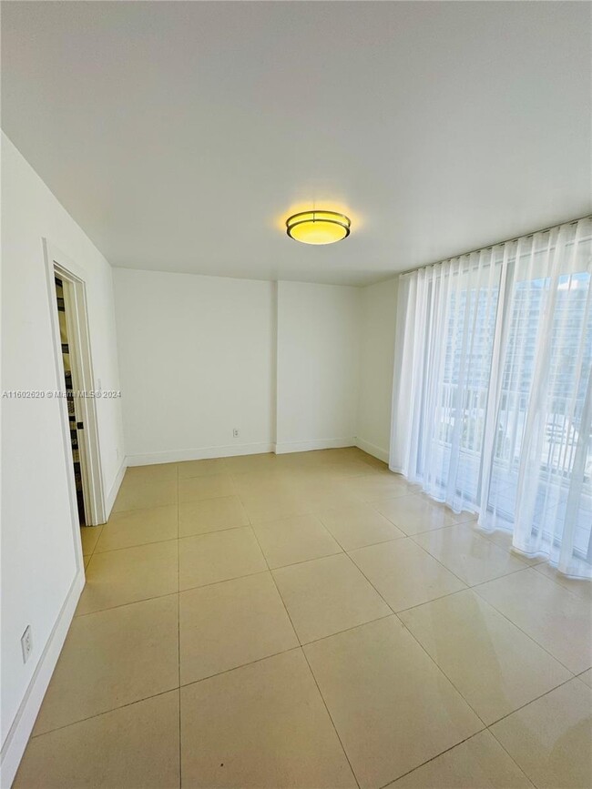 Building Photo - 1440 Brickell Bay Dr
